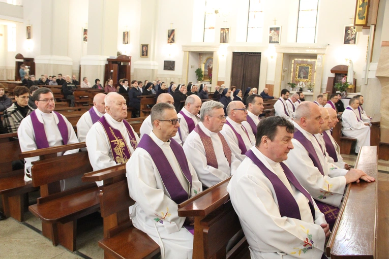 Dąbrowa Tarnowska. Pielgrzymka jubileuszowa kapłanów, sióstr i ich rodzin