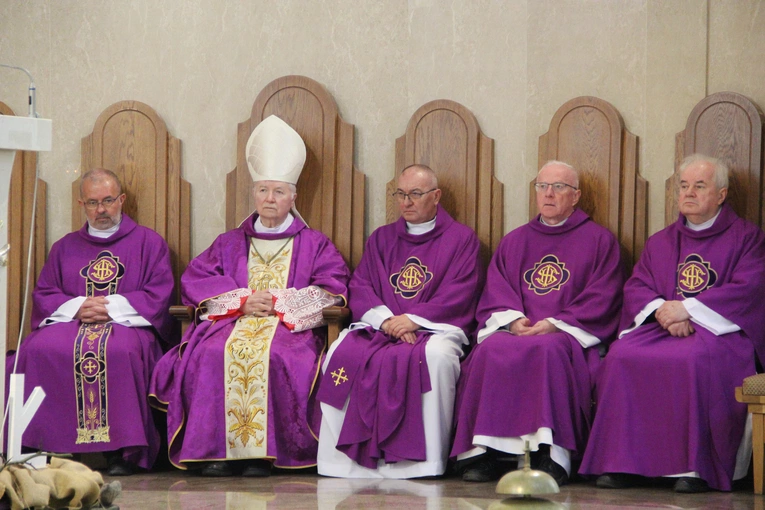 Dąbrowa Tarnowska. Pielgrzymka jubileuszowa kapłanów, sióstr i ich rodzin