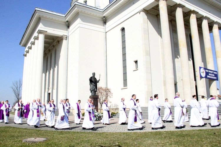 Dąbrowa Tarnowska. Pielgrzymka jubileuszowa kapłanów, sióstr i ich rodzin