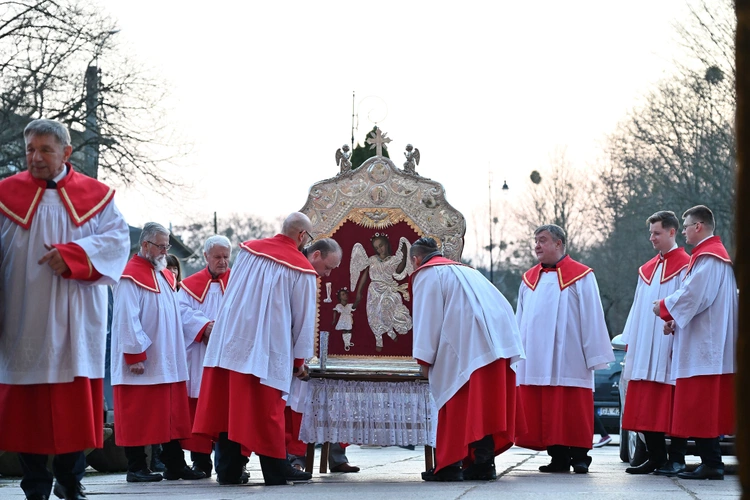 Feretron Matki Bożej Oliwskiej już katedrze