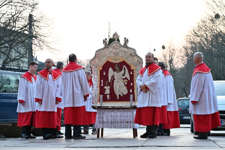 Feretron Matki Bożej Oliwskiej już katedrze
