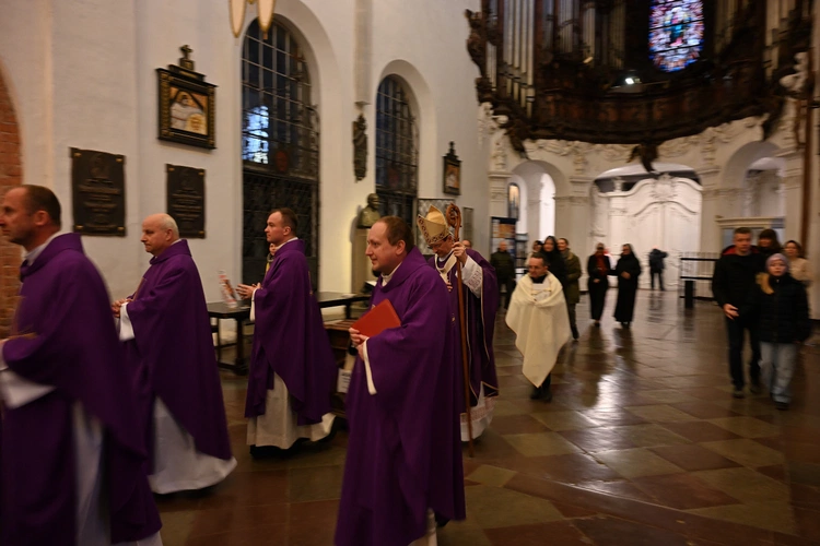 Feretron Matki Bożej Oliwskiej już katedrze