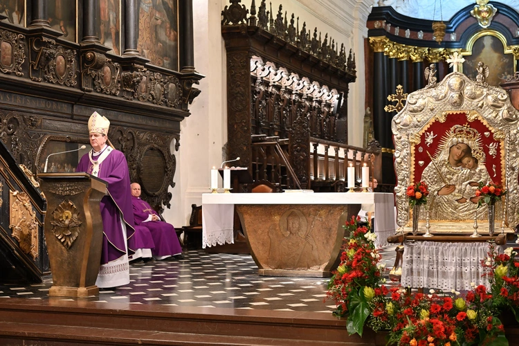 Feretron Matki Bożej Oliwskiej już katedrze