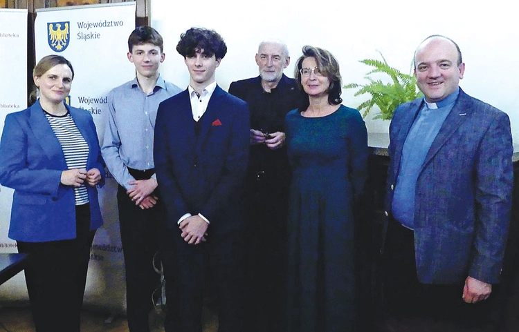 Od lewej: Marta Dąbrowska, Mateusz Franczak, Michał Salepa, Piotr Kenig, Dorota Pelczarska i ks. Tomasz Sroka.