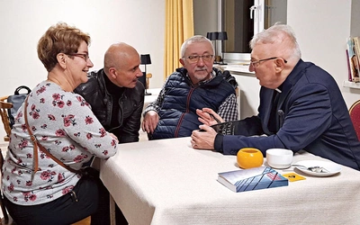 Ksiądz poeta spotkał się z czytelnikami i słuchaczami jego medytacji w kamienickiej kawiarence parafialnej.