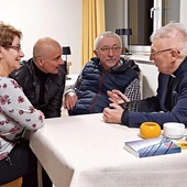 Ksiądz poeta spotkał się z czytelnikami i słuchaczami jego medytacji w kamienickiej kawiarence parafialnej.