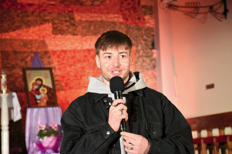 – Jak dacie Panu Bogu trochę, On da wam więcej. Jak dacie Mu więcej, Bóg da wam jeszcze więcej. Ale jak dacie Panu Bogu wszystko, wtedy Pan Bóg da wam wszystko – mówił do młodych raper Piotr Bylina.