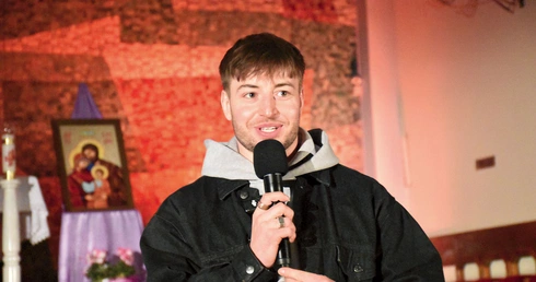 – Jak dacie Panu Bogu trochę, On da wam więcej. Jak dacie Mu więcej, Bóg da wam jeszcze więcej. Ale jak dacie Panu Bogu wszystko, wtedy Pan Bóg da wam wszystko – mówił do młodych raper Piotr Bylina.