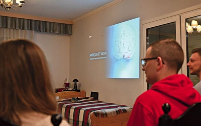 Rozprawiano o szansach i zagrożeniach związanych z postępem technologicznym.