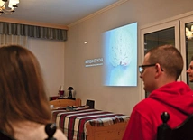Rozprawiano o szansach i zagrożeniach związanych z postępem technologicznym.