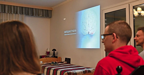 Rozprawiano o szansach i zagrożeniach związanych z postępem technologicznym.