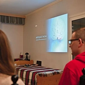 Rozprawiano o szansach i zagrożeniach związanych z postępem technologicznym.