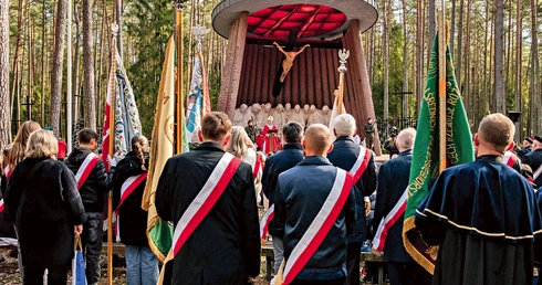 To szczególne miejsce kultu, w którym wierni oddają hołd pomordowanym – tym znanym z imienia i nazwiska, i tym niezidentyfikowanym.