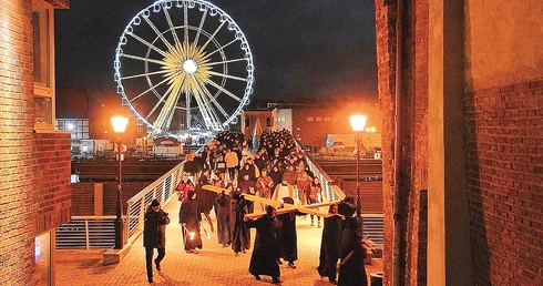 Gdańskie Nocne Misterium Krzyża jest wyjątkowym przeżyciem dla jego uczestników.