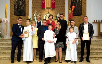 Pamiątkowe zdjęcie z uroczystości przyjęcia Pierwszej Komunii Świętej.