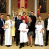 Pamiątkowe zdjęcie z uroczystości przyjęcia Pierwszej Komunii Świętej.