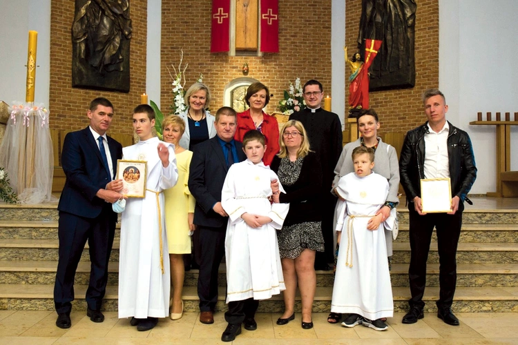 Pamiątkowe zdjęcie z uroczystości przyjęcia Pierwszej Komunii Świętej.