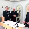 Moment odczytania komunikatu Nuncjatury Apostolskiej.