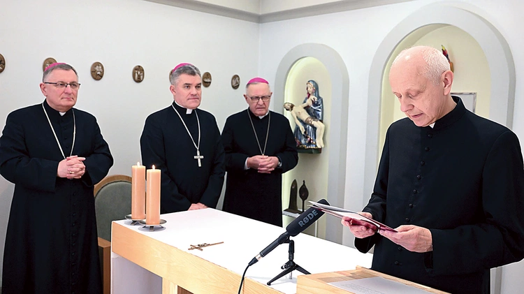 Moment odczytania komunikatu Nuncjatury Apostolskiej.