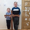 Fryderyk i Franek podczas domowej Drogi Krzyżowej.