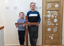 Fryderyk i Franek podczas domowej Drogi Krzyżowej.