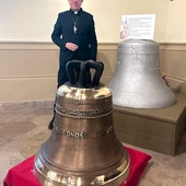 nowy dzwon, który zawiśnie w kościelnej wieży w miejsce poprzedniego instrumentu z 1922 roku.