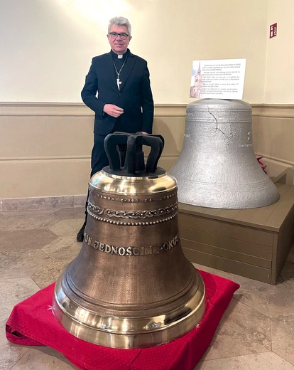 nowy dzwon, który zawiśnie w kościelnej wieży w miejsce poprzedniego instrumentu z 1922 roku.