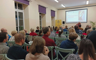 Spotkania odbywają się w Centrum Ruchu Światło–Życie. 