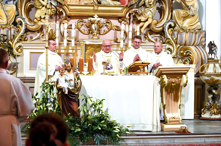 	Mszy św. przewodniczył bp Waldemar Musioł.