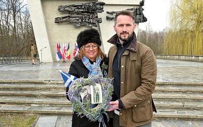 	W wieńcu Elisabeth Sweeny umieściła zdjęcia ojca i kwiaty przypominające oset, narodową roślinę Szkocji.