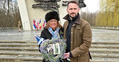 	W wieńcu Elisabeth Sweeny umieściła zdjęcia ojca i kwiaty przypominające oset, narodową roślinę Szkocji.