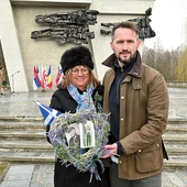 	W wieńcu Elisabeth Sweeny umieściła zdjęcia ojca i kwiaty przypominające oset, narodową roślinę Szkocji.