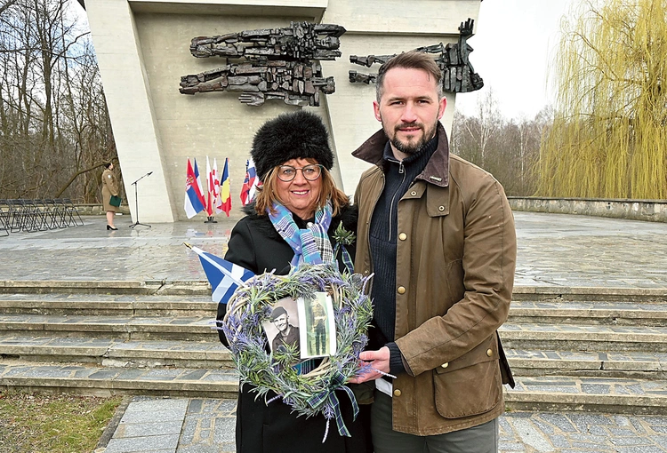 	W wieńcu Elisabeth Sweeny umieściła zdjęcia ojca i kwiaty przypominające oset, narodową roślinę Szkocji.