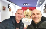 Radosław (z prawej) wraz z ks. Rafałem Masztalerzem z Różanki, skąd pątnik rozpoczął swoją wędrówkę. 