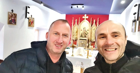 Radosław (z prawej) wraz z ks. Rafałem Masztalerzem z Różanki, skąd pątnik rozpoczął swoją wędrówkę. 