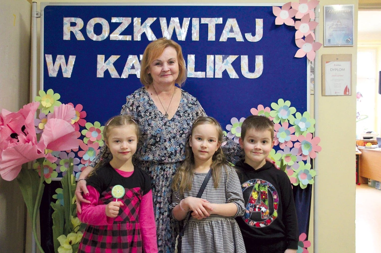 	Rodzinna atmosfera to wyróżnik tej społeczności szkolnej.