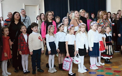 	W Radomiu zgłosiło się 140 osób. Na początku wspólnie odśpiewano hymn państwowy.