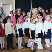 	W Radomiu zgłosiło się 140 osób. Na początku wspólnie odśpiewano hymn państwowy.