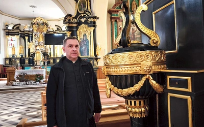 	Ks. Tęcza obok odnowionych zabytków.