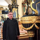 	Ks. Tęcza obok odnowionych zabytków.