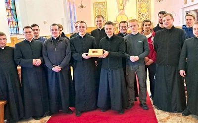 	Prosby są zbierane i powierzane Bogu w kaplicy seminaryjnej.