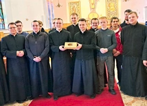 	Prosby są zbierane i powierzane Bogu w kaplicy seminaryjnej.