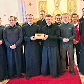 	Prosby są zbierane i powierzane Bogu w kaplicy seminaryjnej.