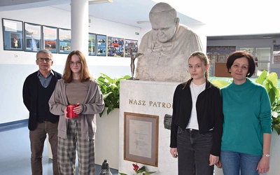 	Dyrektor Rychlicki, uczniowie i katechetka M. Koper w PSP nr 14 w Radomiu.