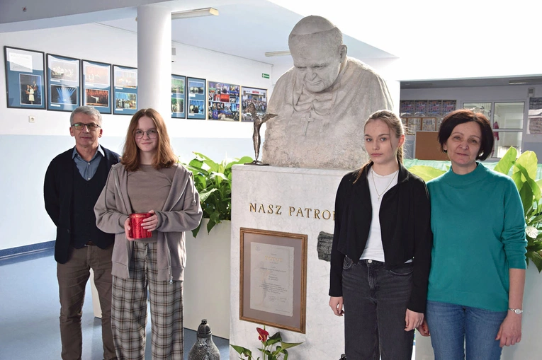 	Dyrektor Rychlicki, uczniowie i katechetka M. Koper w PSP nr 14 w Radomiu.