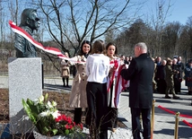 	Moment odsłonięcia popiersia Naczelnika Państwa.