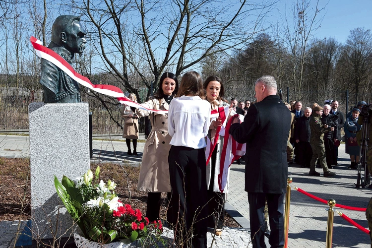 	Moment odsłonięcia popiersia Naczelnika Państwa.