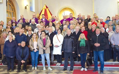 	Uczestnicy spotkania w skarżyskiej świątyni.