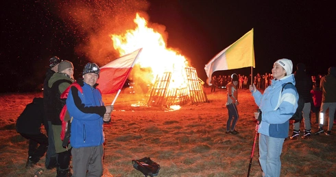 	W każdą rocznicę w Nowym Targu płonie wielki ogień i powiewają flagi papieskie oraz narodowe.