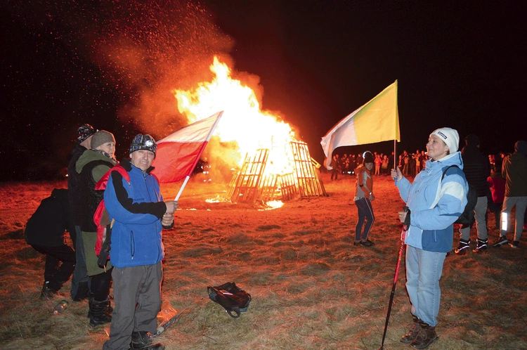 	W każdą rocznicę w Nowym Targu płonie wielki ogień i powiewają flagi papieskie oraz narodowe.